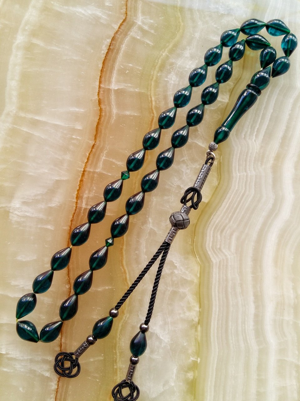 Damla Kesim Kazaz Püsküllü Özel İşçilikli Atölye Yapımı Ateş Kehribar Tesbihimiz Birinci Kalite Malzemeden Yapılmış Olup Yumuşak Dokusu ve Kusursuz İşçiliği ile Tesbih Severlerin Beğenisine Sunulmuştur.