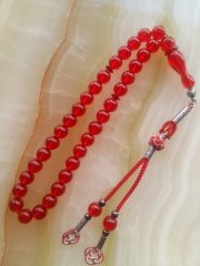 Küre Kesim Kazaz Püsküllü Özel İşçilikli Ateş Kehribar Tesbihimiz Birinci Sınıf Malzemeden Yapılmış Olup  Yumuşak Dokusu ve Kusursuz İşçiliği ile Tesbih Severlerin Beğenisine Sunulmuştur.