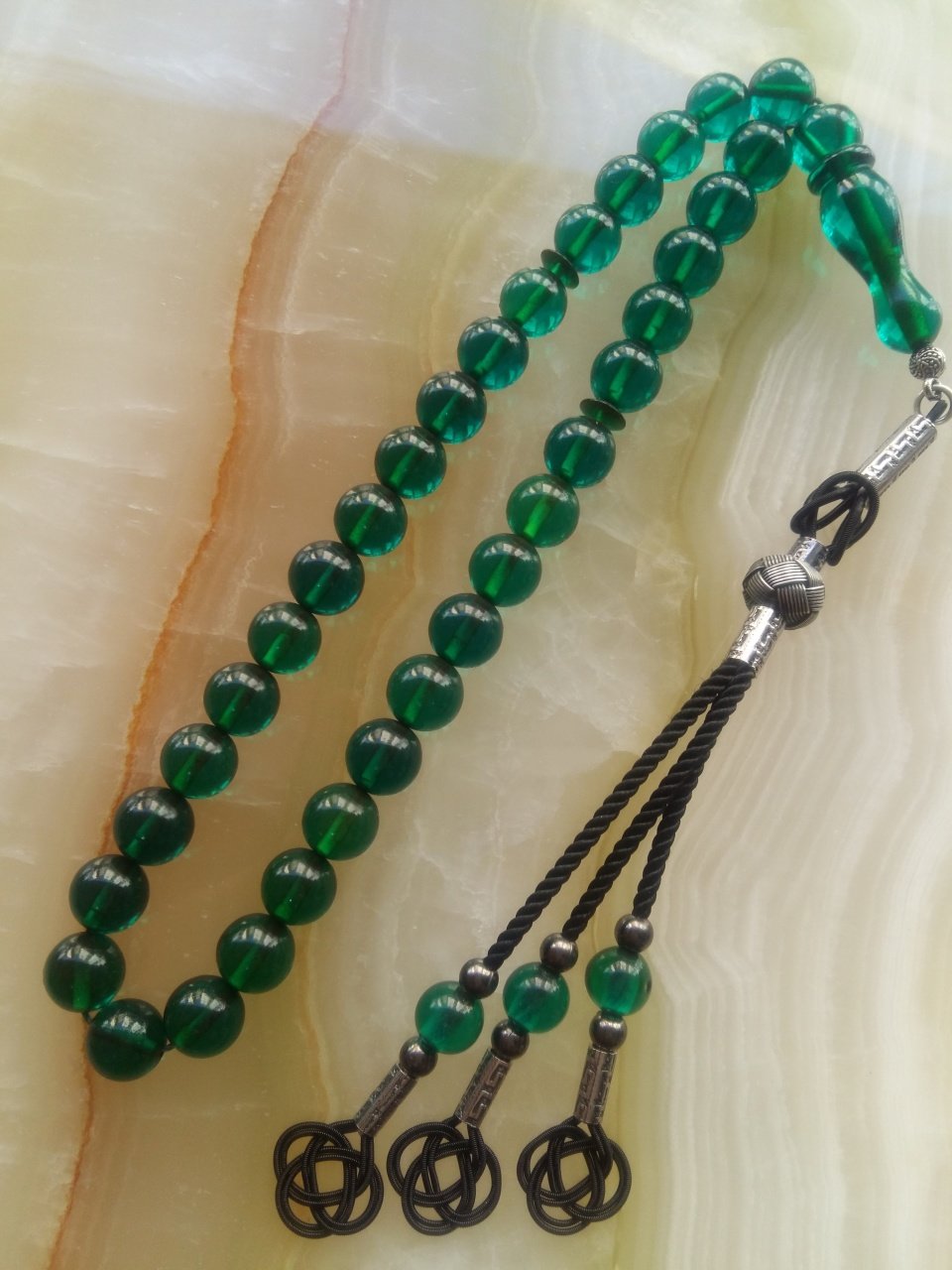 Küre Kesim Kazaz Püsküllü Özel İşçilikli Ateş Kehribar Tesbihimiz Birinci Sınıf Malzemeden Yapılmış Olup  Yumuşak Dokusu ve Kusursuz İşçiliği ile Tesbih Severlerin Beğenisine Sunulmuştur.