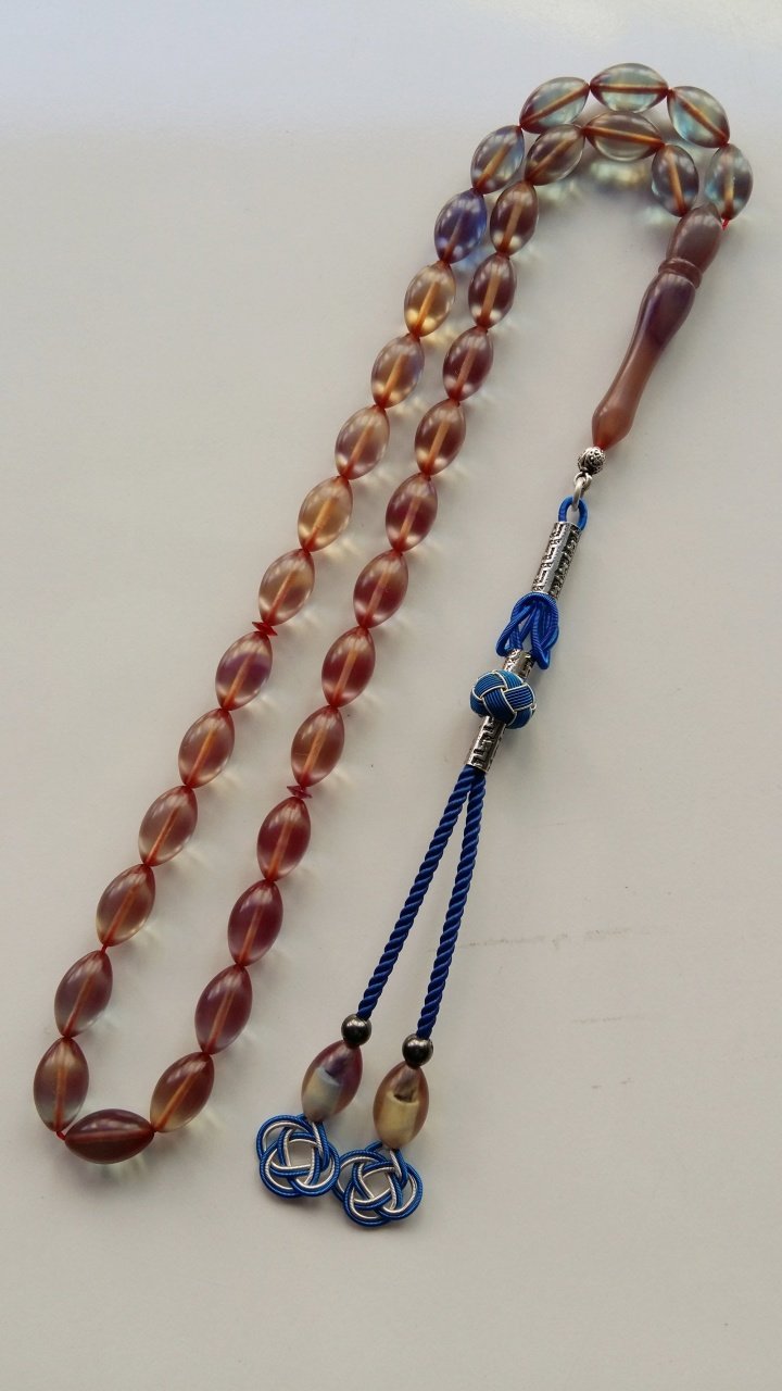 Kazaz Püsküllü Beyzi Kesim Elde Yağ Gibi Çekimi Olan Birinci Kalite Malzemeden Yapılmış Olup Yumuşak Dokusu ve Kusursuz İşçiliği ile Tesbih Severlerin Beğenisine Sunulmuştur