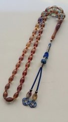 Kazaz Püsküllü Beyzi Kesim Elde Yağ Gibi Çekimi Olan Birinci Kalite Malzemeden Yapılmış Olup Yumuşak Dokusu ve Kusursuz İşçiliği ile Tesbih Severlerin Beğenisine Sunulmuştur