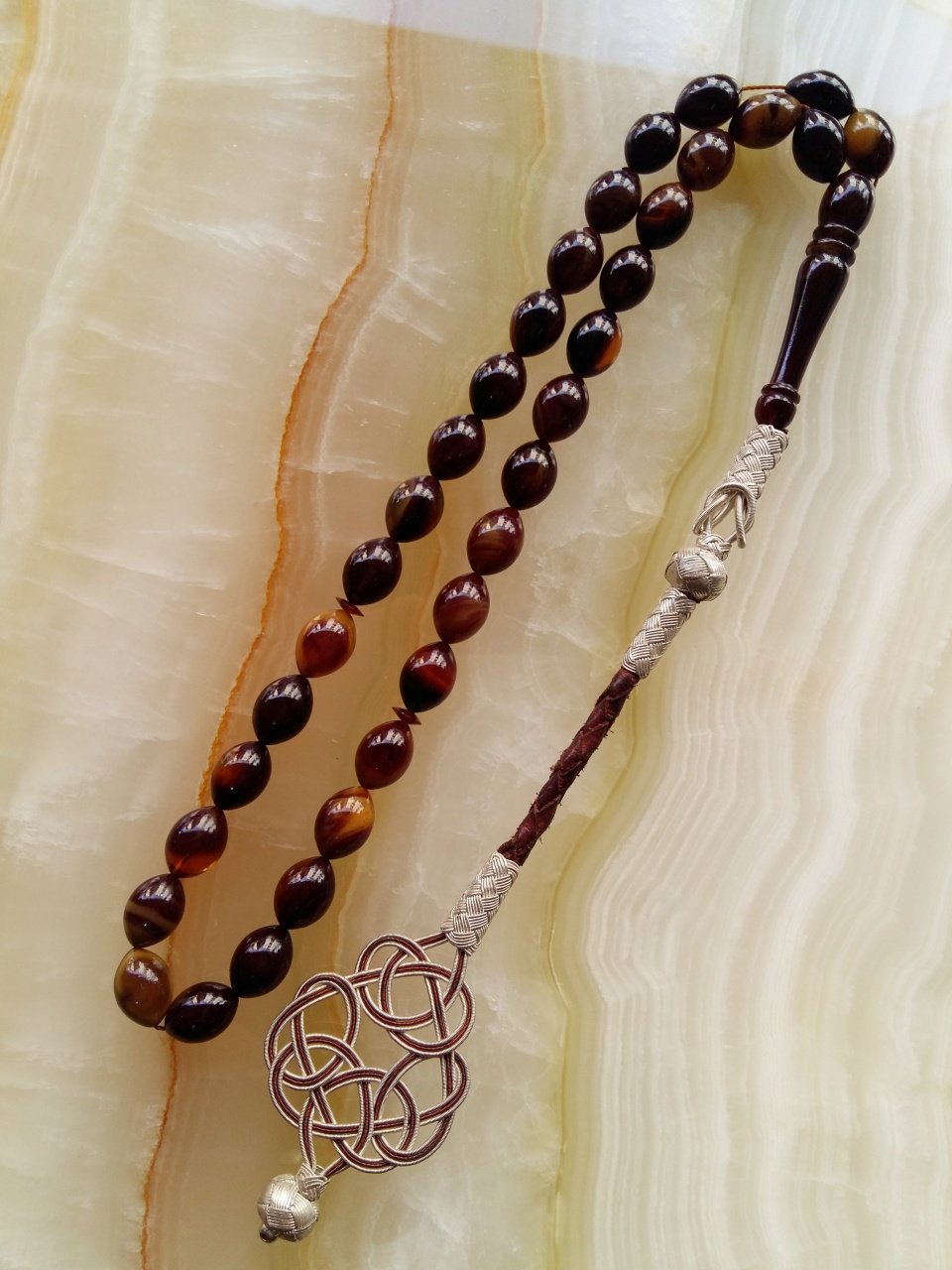 Kazaz Püsküllü Hareli Tombul Beyzi Kesim Özel İşçilikli Atölye Yapımı Elde Yağ Gibi Çekimi Olan Tesbihimiz Birinci Kalite Malzemeden Yapılmış Olup Yumuşak Dokusu ve Kusursuz İşçiliği ile Tesbih Severlerin Beğenisine Sunulmuştur.