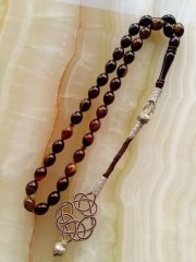 Kazaz Püsküllü Hareli Tombul Beyzi Kesim Özel İşçilikli Atölye Yapımı Elde Yağ Gibi Çekimi Olan Tesbihimiz Birinci Kalite Malzemeden Yapılmış Olup Yumuşak Dokusu ve Kusursuz İşçiliği ile Tesbih Severlerin Beğenisine Sunulmuştur.