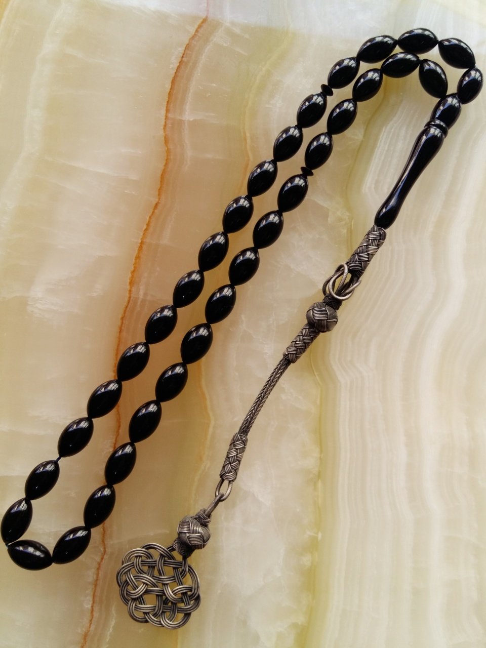 Kazaz Püsküllü Elde Yağ Gibi Çekimi Olan Birinci Sınıf Malzemeden Yapılmış Sıkma Kehribar Tesbih.