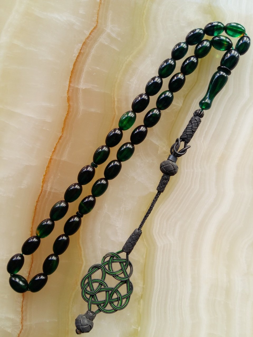 Kazaz Püsküllü Elde Yağ Gibi Çekimi Olan Birinci Sınıf Malzemeden Yapılmış Sıkma Kehribar Tesbihimiz Tesbih Severlerin Beğenisine Sunulmuştur