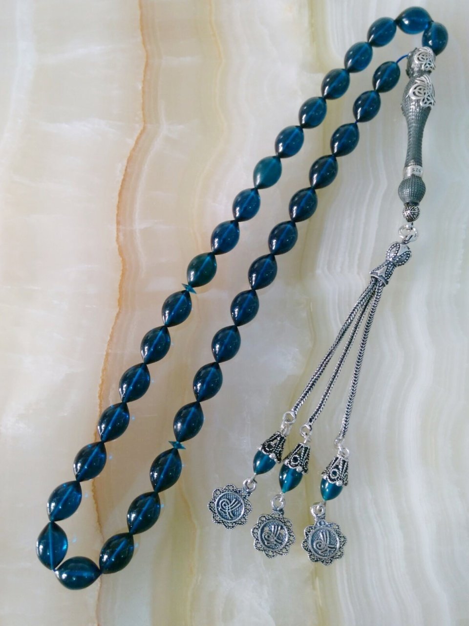 925 Ayar Gümüş Püsküllü Elde Yağ Gibi Çekimi Olan Ateş Kehribar Tesbihimiz Birinci Kalite Malzemeden Yapılmış Olup Yumuşak Dokusu ve Kusursuz İşçiliği ile Tesbih Severlerin Beğenisine Sunulmuştur.