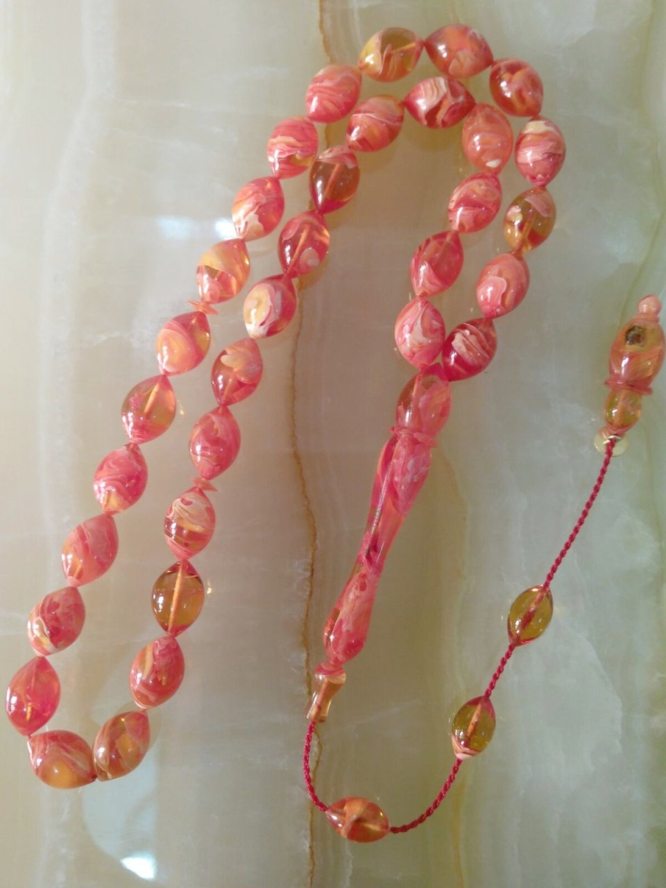 Hareli Özel İşçilikli Sistemli Elde Yağ Gibi Çekimi Olan Sıkma Kehribar Tesbihimiz Birinci Kalite Malzemeden Yapılmış Olup Yumuşak Dokusu ve Kusursuz İşçiliği ile Tesbih Severlerin Beğenisine Sunulmuştur.