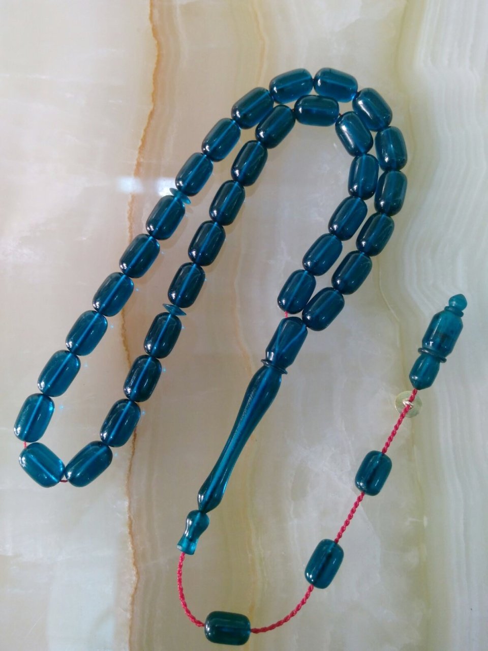 Özel İşçilikli Sistemli Elde Yağ Gibi Çekimi Olan Ateş Kehribar Tesbihimiz Birinci Kalite Malzemeden Yapılmış Olup Yumuşak Dokusu ve Kusursuz İşçiliği ile Tesbih Severlerin Beğenisine Sunulmuştur.