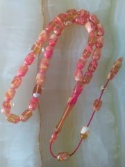 Hareli Özel İşçilikli Sistemli Elde Yağ Gibi Çekimi Olan Sıkma Kehribar Tesbihimiz Birinci Kalite Malzemeden Yapılmış Olup Yumuşak Dokusu ve Kusursuz İşçiliği ile Tesbih Severlerin Beğenisine Sunulmuştur.