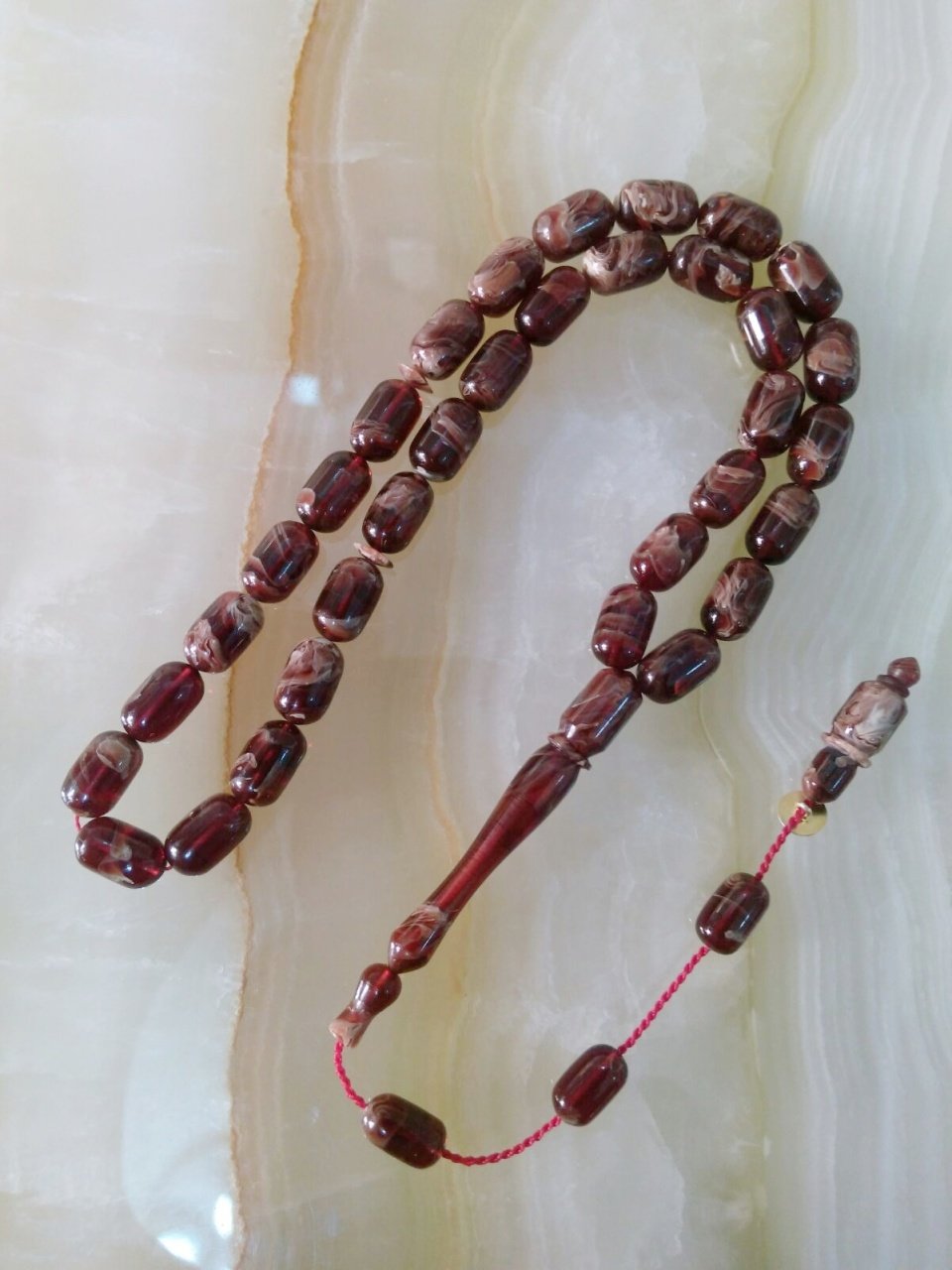 Hareli Özel İşçilikli Sistemli Elde Yağ Gibi Çekimi Olan Sıkma Kehribar Tesbihimiz Birinci Kalite Malzemeden Yapılmış Olup Yumuşak Dokusu ve Kusursuz İşçiliği ile Tesbih Severlerin Beğenisine Sunulmuştur.