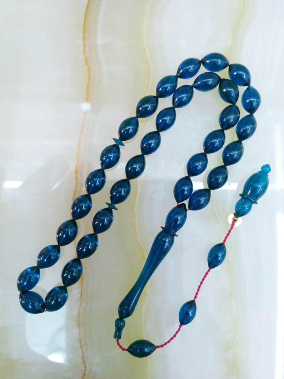 Özel İşçilikli Sistemli Elde Yağ Gibi Çekimi Olan Ateş Kehribar Tesbihimiz Birinci Kalite Malzemeden Yapılmış Olup Yumuşak Dokusu ve Kusursuz İşçiliği ile Tesbih Severlerin Beğenisine Sunulmuştur.