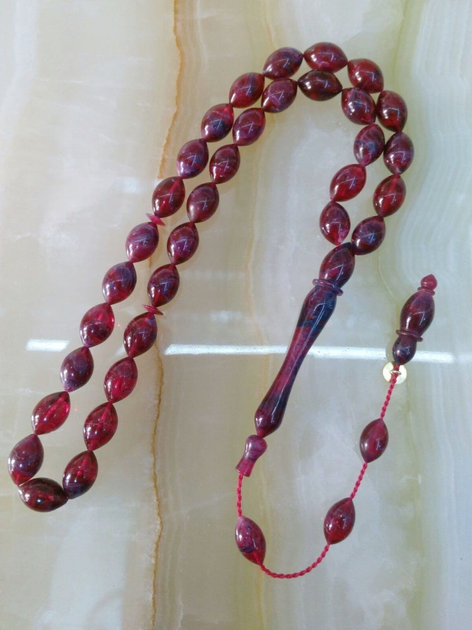 Hareli Özel İşçilikli Sistemli Elde Yağ Gibi Çekimi Olan Sıkma Kehribar Tesbihimiz Birinci Kalite Malzemeden Yapılmış Olup Yumuşak Dokusu ve Kusursuz İşçiliği ile Tesbih Severlerin Beğenisine Sunulmuştur.