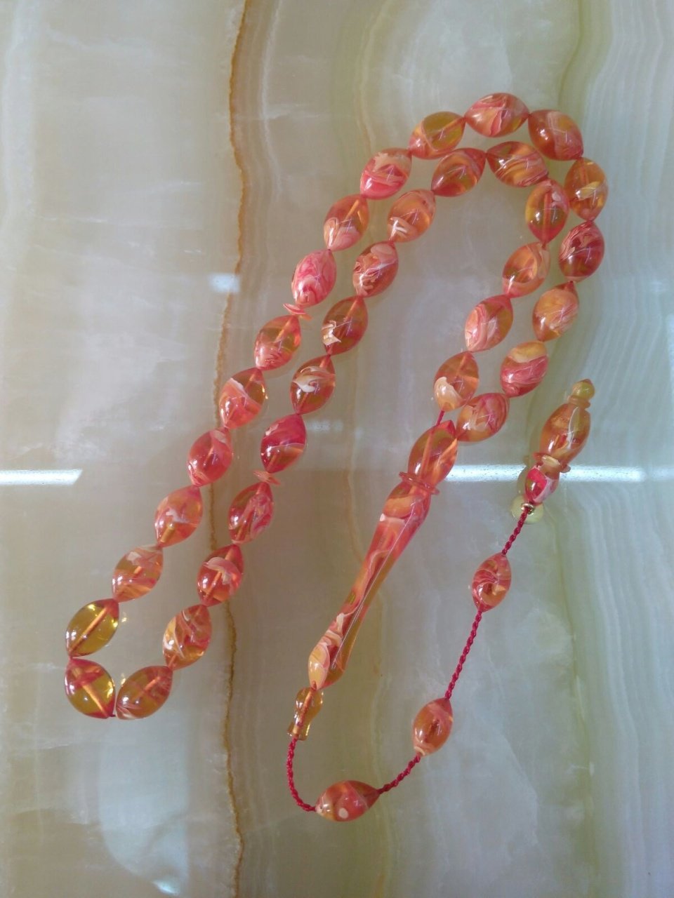 Hareli Özel İşçilikli Sistemli Elde Yağ Gibi Çekimi Olan Sıkma Kehribar Tesbihimiz Birinci Kalite Malzemeden Yapılmış Olup Yumuşak Dokusu ve Kusursuz İşçiliği ile Tesbih Severlerin Beğenisine Sunulmuştur.