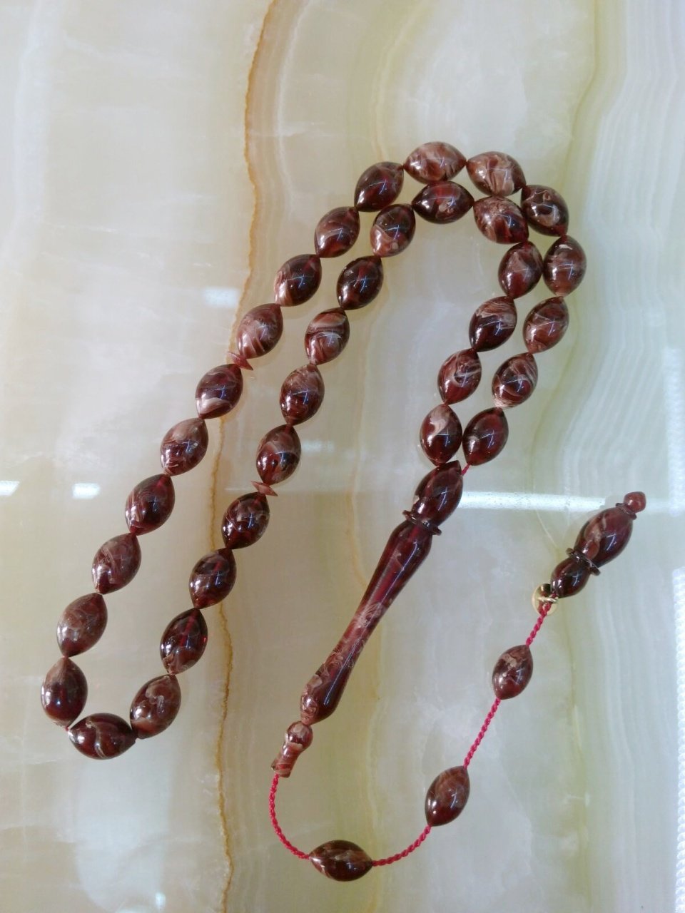 Hareli Özel İşçilikli Sistemli Elde Yağ Gibi Çekimi Olan Sıkma Kehribar Tesbihimiz Birinci Kalite Malzemeden Yapılmış Olup Yumuşak Dokusu ve Kusursuz İşçiliği ile Tesbih Severlerin Beğenisine Sunulmuştur.