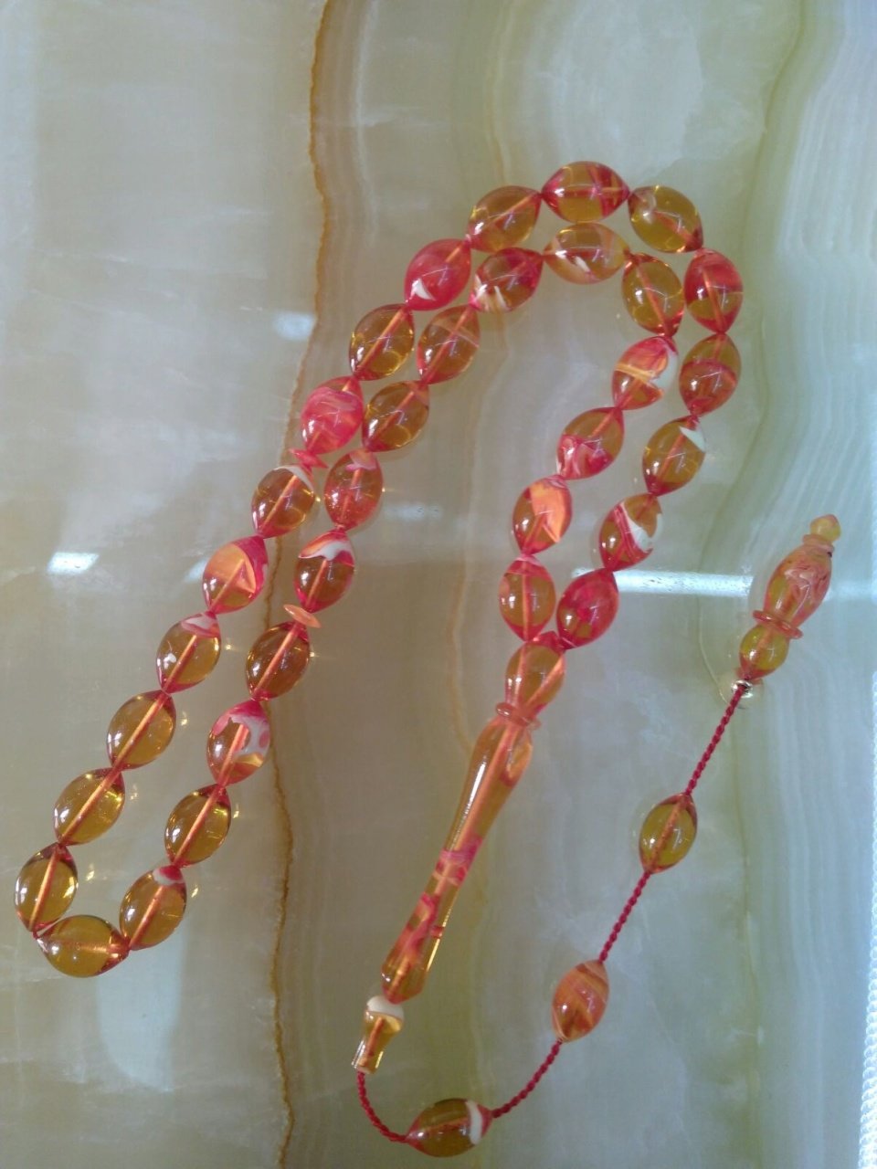 Hareli Özel İşçilikli Sistemli Elde Yağ Gibi Çekimi Olan Sıkma Kehribar Tesbihimiz Birinci Kalite Malzemeden Yapılmış Olup Yumuşak Dokusu ve Kusursuz İşçiliği ile Tesbih Severlerin Beğenisine Sunulmuştur.