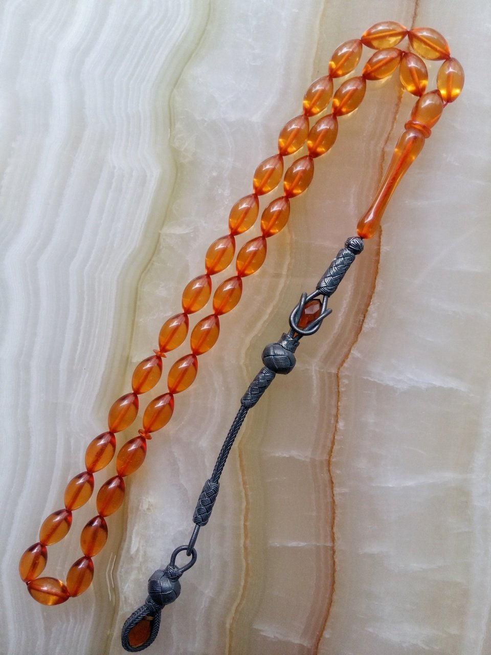 Kazaz Püsküllü Elde Yağ Gibi Çekimi Olan Birinci Kalite Malzemeden Yapılmış Beyzi Kesim Sıkma Kehribar Tesbih.