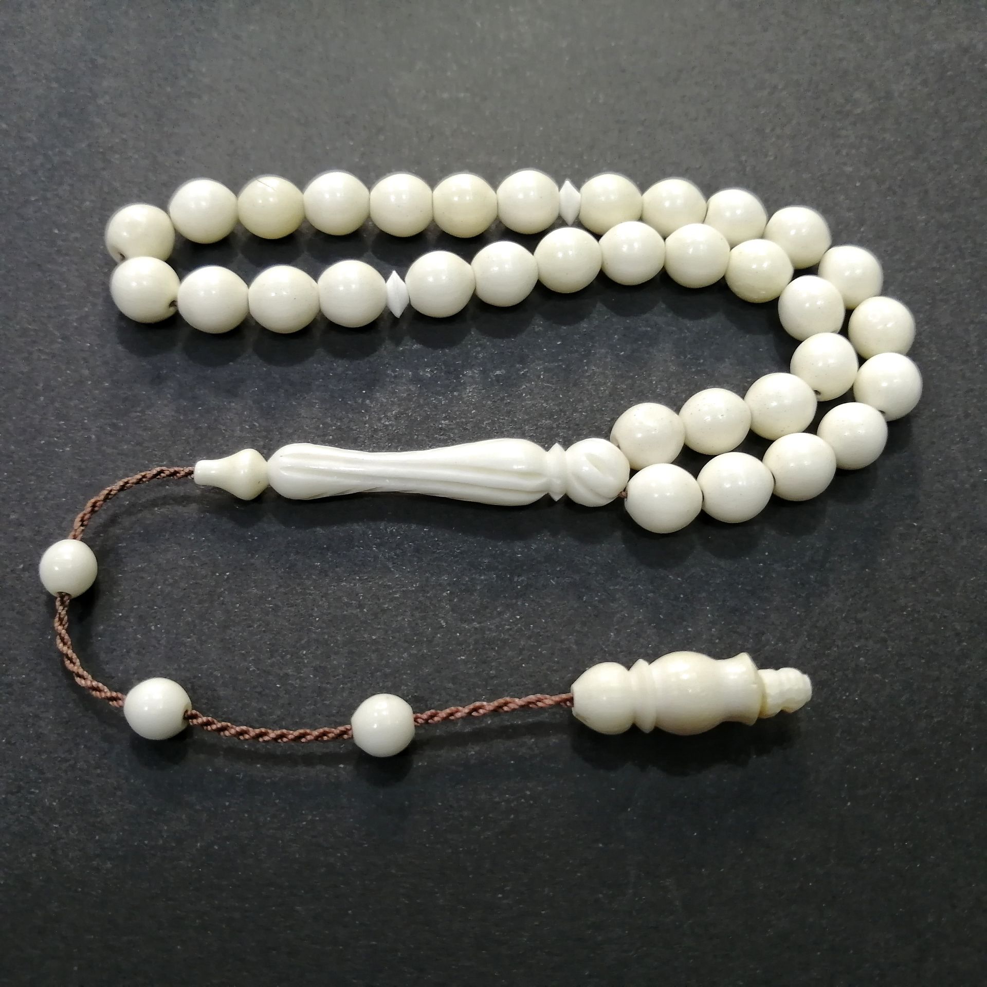 Sistem Püsküllü İmamesi İşçilikli Küre Kesim Deve Kemiği Tesbih