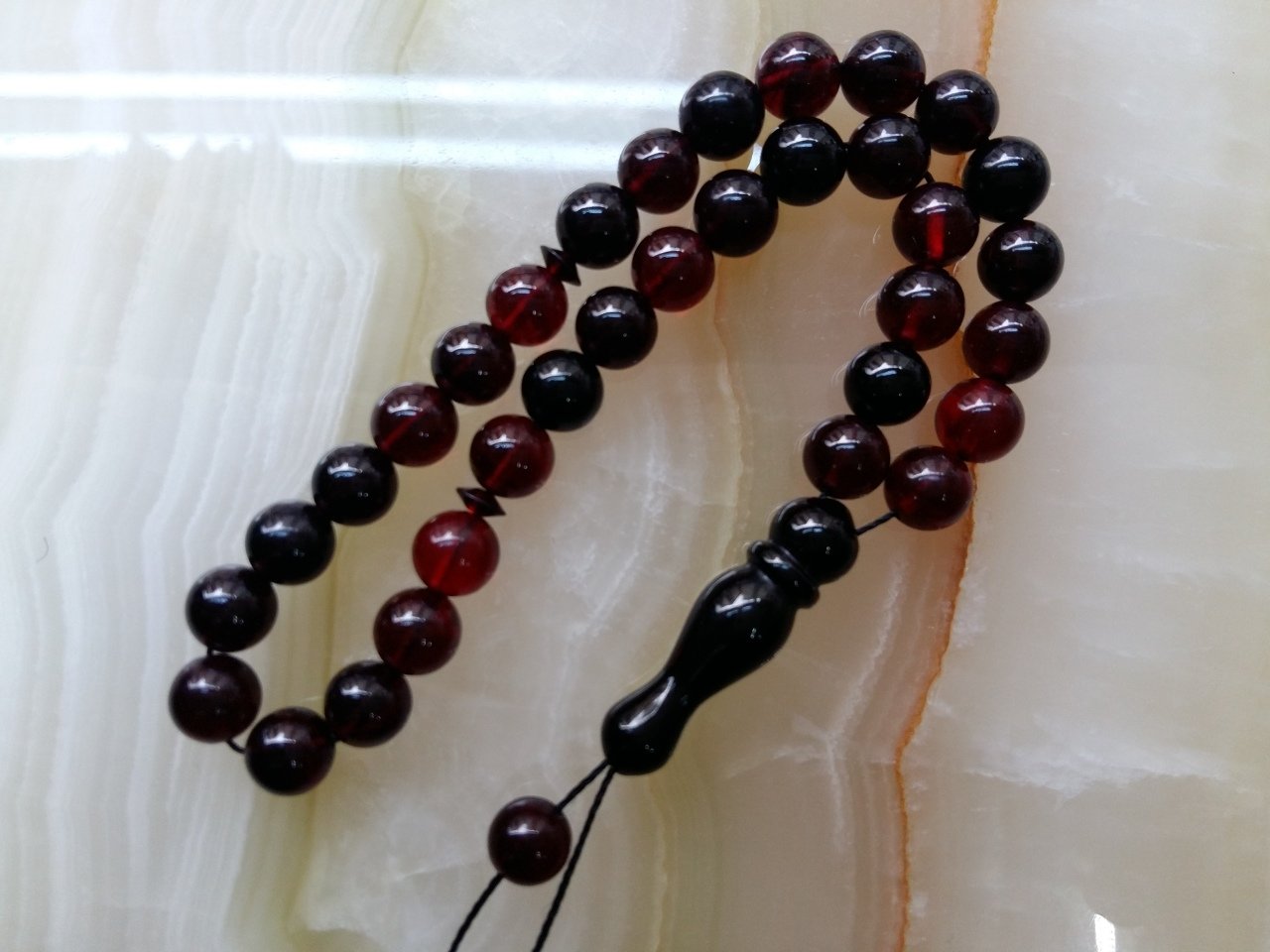 Siyah Kırmızı Renkli Ateş Kehribar Tesbih