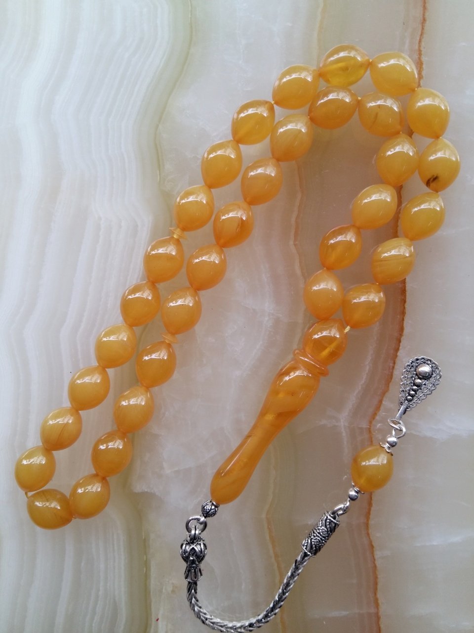 925 Ayar Gümüş Püsküllü Özel İşçilikli Atölye Yapımı Tombul Beyzi Kesim Hareli Sıkma Kehribar Tesbih