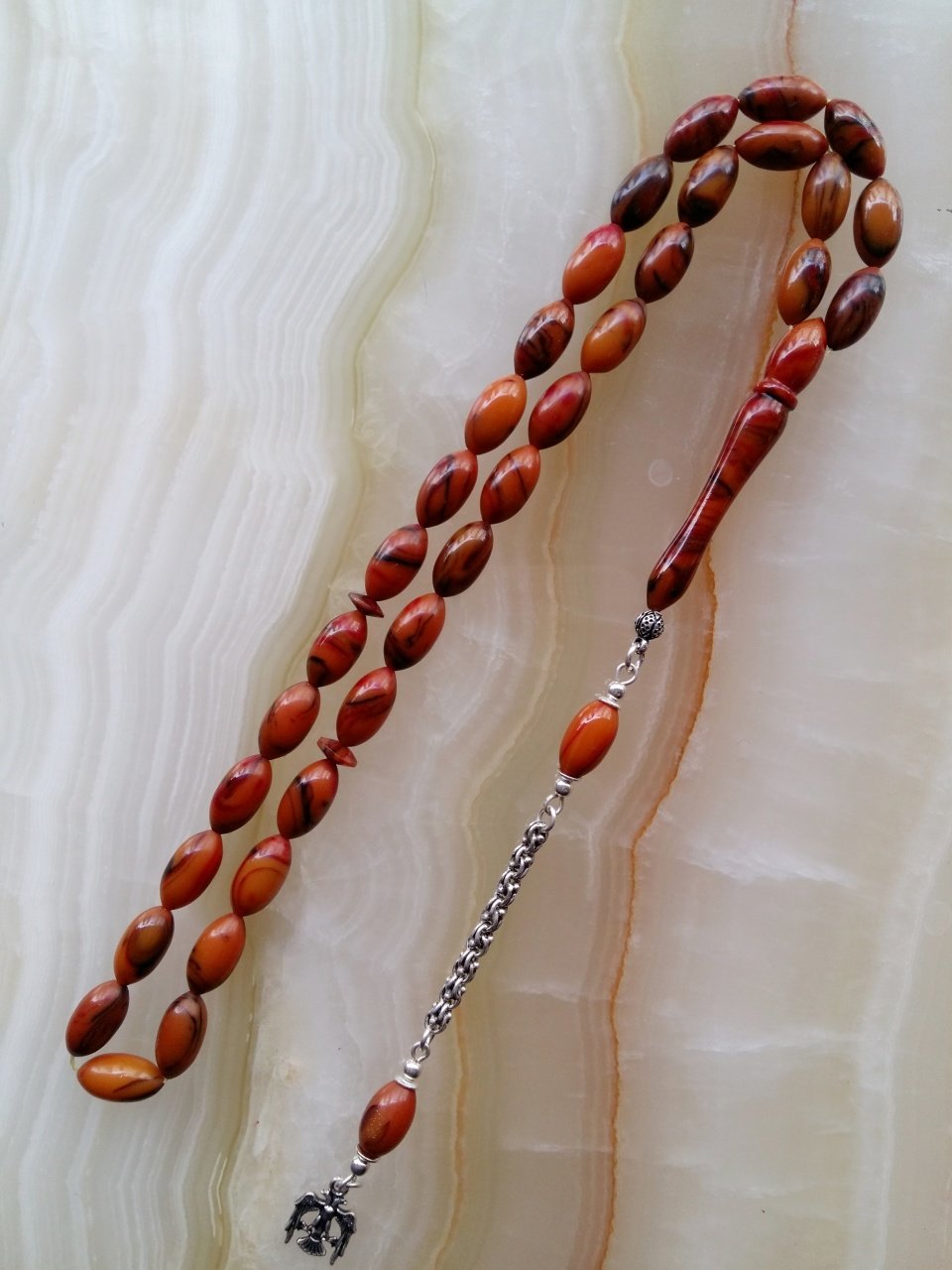 925 Ayar Gümüş Püsküllü Özel İşçilikli Atölye Yapımı Beyzi Kesim Hareli Sıkma Kehribar Tesbih