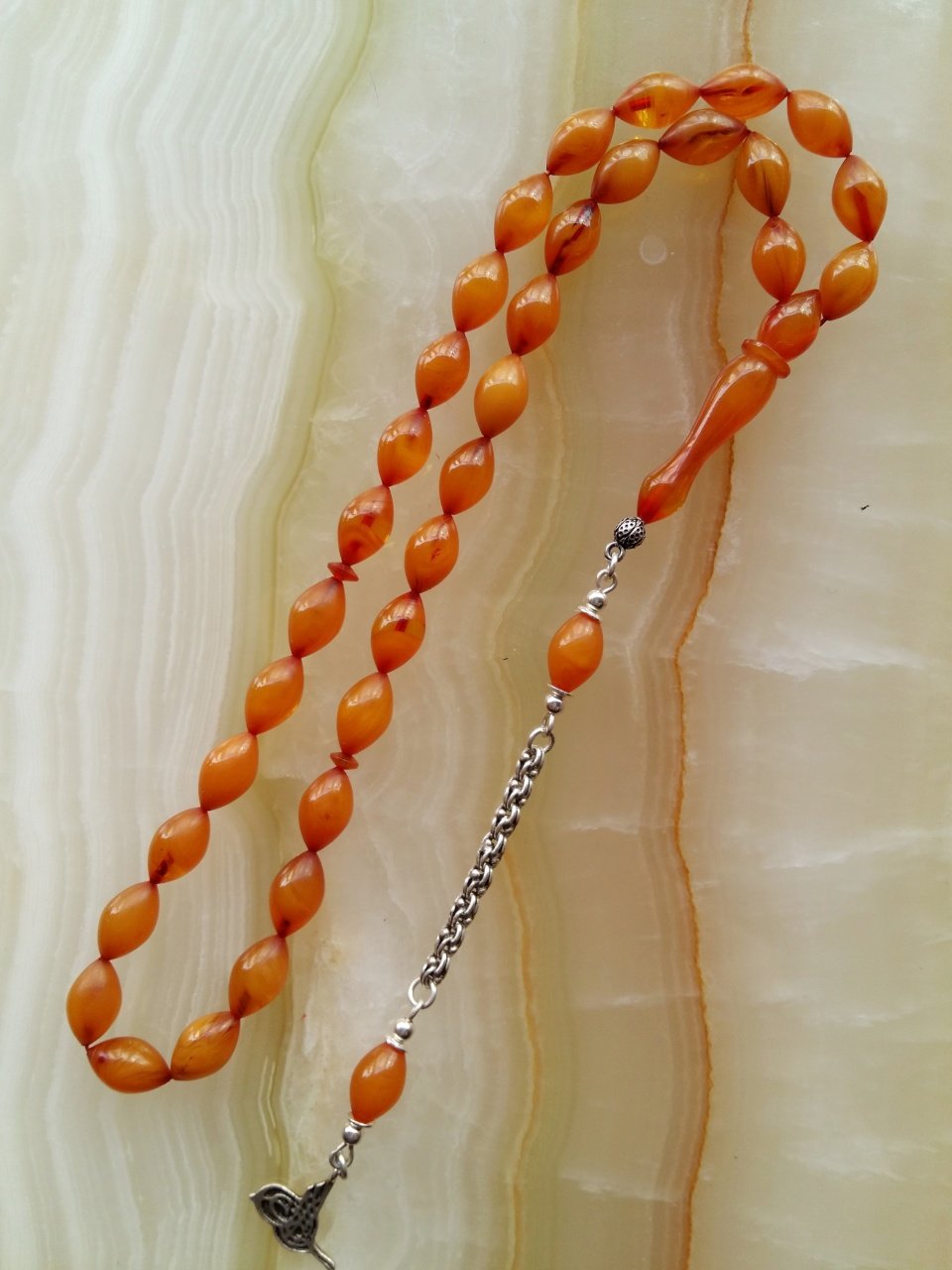 925 Ayar Gümüş Püsküllü Özel İşçilikli Atölye Yapımı Beyzi Kesim Hareli Sıkma Kehribar Tesbih