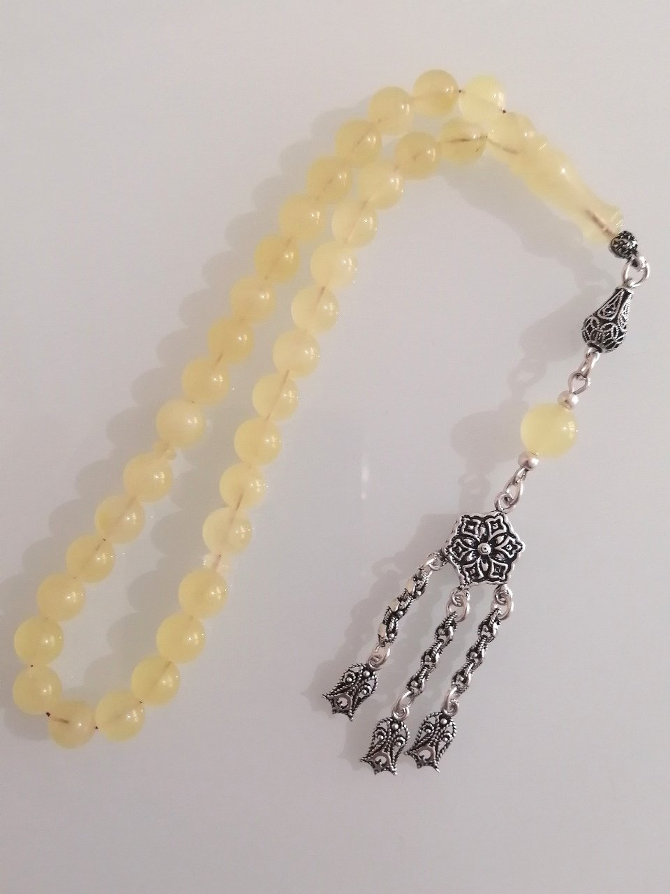 925 Ayar Gümüş Püsküllü Küre Kesim Yarı Mat Doğal Damla Kehribar Tesbihimiz Toptan Fiyatına Türkiyenin Online Toptan Tesbih Satış Sitesi toptantesbih.com da Beğeninize Sunulmuştur