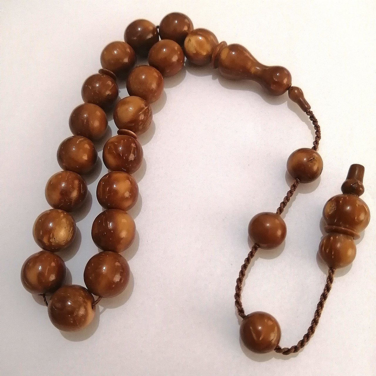 Sistem Püsküllü Dinlendirilmiş Kukadan İmalat 17 li Efe Model Küre Kesim Kuka Tesbihimiz Toptan Fiyatına Türkiyenin Online Toptan Tesbih Satış Sitesi toptantesbih.com da Beğeninize Sunulmuştur